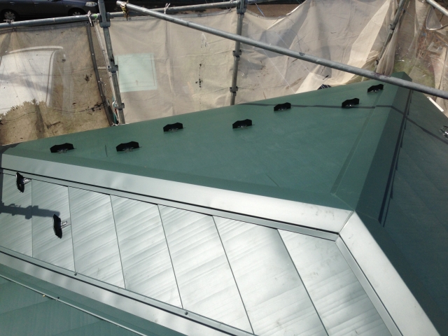 金属製の屋根材を葺く工事