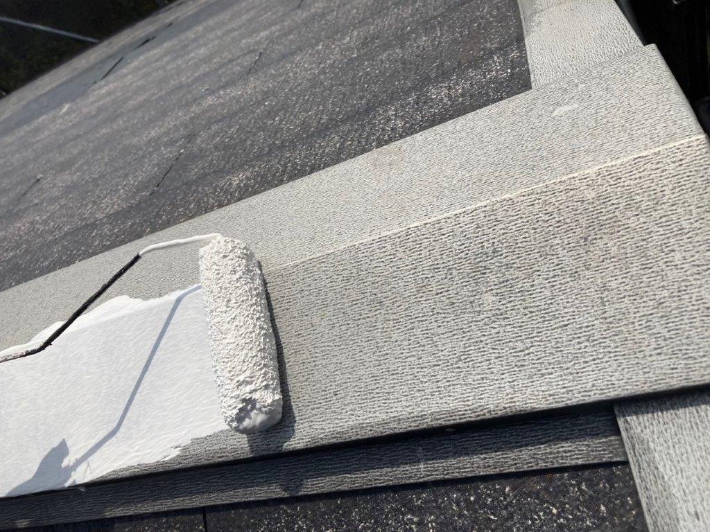 棟板金の錆止め塗装中