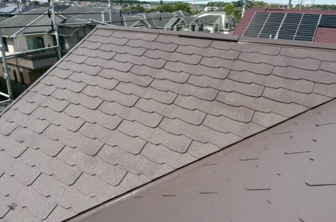 中塗り塗装完了後のスレート屋根｜艶やかで均一な塗膜仕上がり｜千葉市の屋根塗装