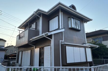 千葉市稲毛区の戸建て住宅で外壁・屋根・付帯部の塗装工事を実施。外壁はND342カラー、屋根はブラック、付帯部は白で仕上げ、新築のように生まれ変わった施工後の外観写真