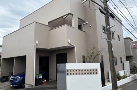 千葉市若葉区の二階建て住宅 外壁・屋根・付帯部塗装工事後｜19-60C×19-70Cのツートン外壁とブラック屋根でモダンに仕上げた外観