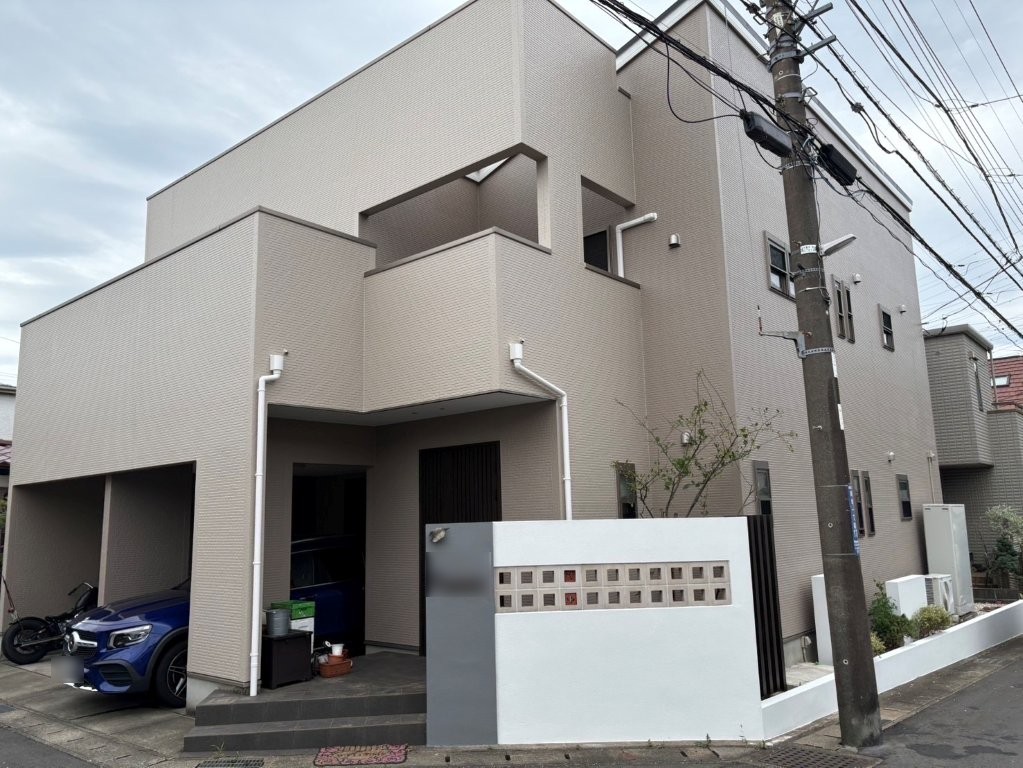 千葉市若葉区の二階建て住宅 外壁・屋根・付帯部塗装工事後｜19-60C×19-70Cのツートン外壁とブラック屋根でモダンに仕上げた外観