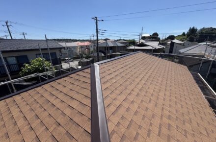 千葉市若葉区で施工した屋根カバー工事後の状態。アスファルトシングル『アルム』キャメルARカラーで仕上げられた美しい屋根