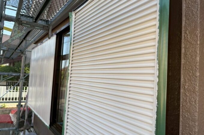 千葉市K様邸の雨戸錆止め塗装後。凹凸のあるシャッタータイプも防錆塗料で丁寧に塗り上げられた状態。