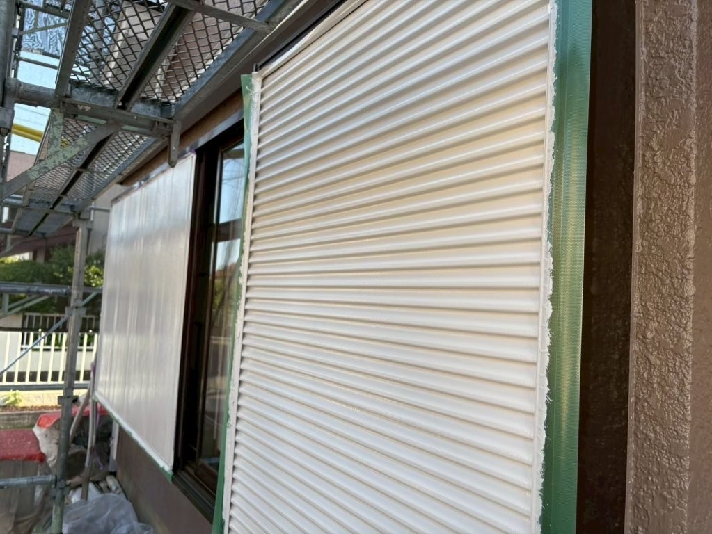 千葉市K様邸の雨戸錆止め塗装後。凹凸のあるシャッタータイプも防錆塗料で丁寧に塗り上げられた状態。