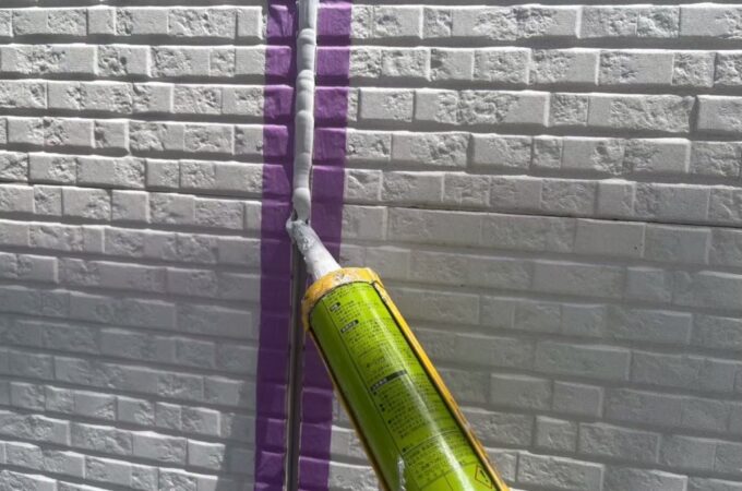 千葉市若葉区S様邸 外壁目地へ新しいシーリング材をガンで均一に充填している施工中の様子