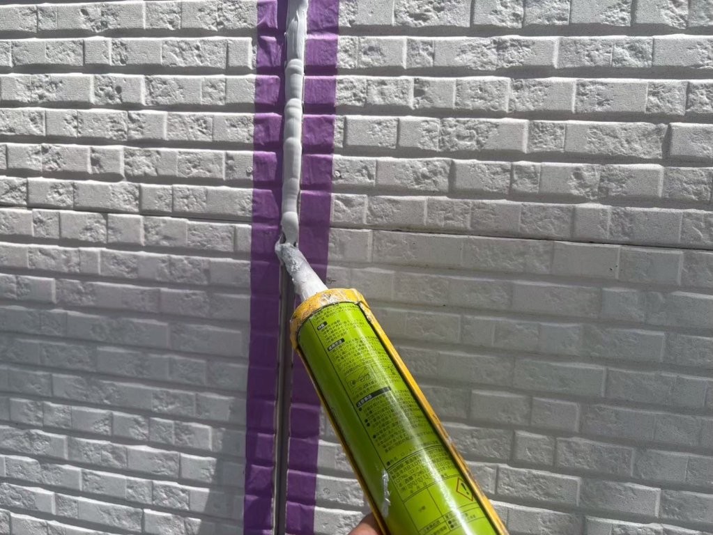 千葉市若葉区S様邸 外壁目地へ新しいシーリング材をガンで均一に充填している施工中の様子