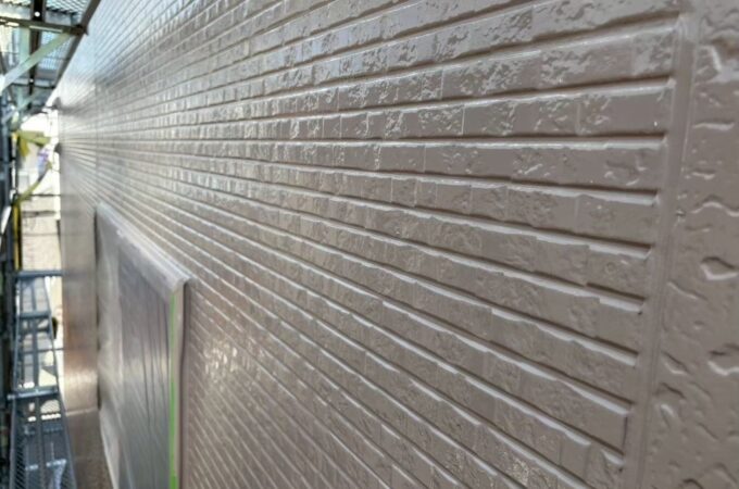 上塗り塗装完了後のサイディング外壁。艶のある均一な仕上がりで、耐候性と美観が向上した千葉市若葉区S様邸の外壁