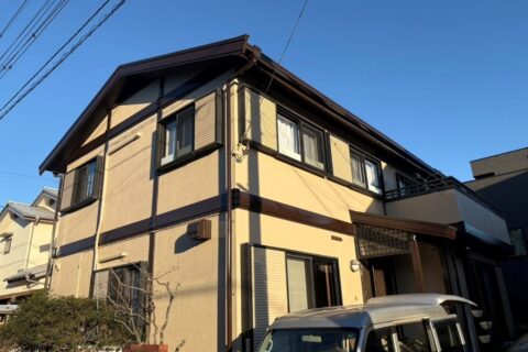 千葉県千葉市中央区の戸建て住宅にて外壁・屋根塗装完了後の外観。外壁はグランセラトップ21-70D、屋根はダークブラウンで上品に仕上げた施工後写真