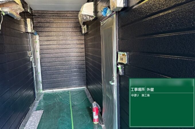 外壁中塗り塗装後の仕上がり｜均一な塗膜が形成された通路外壁