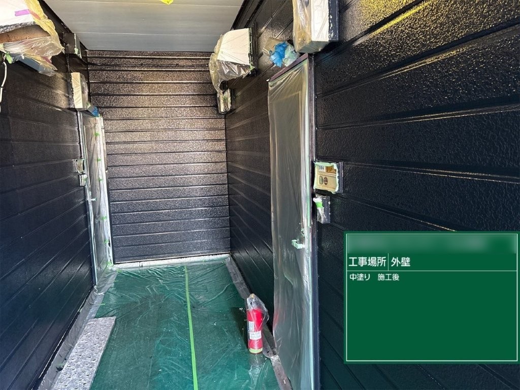 外壁中塗り塗装後の仕上がり｜均一な塗膜が形成された通路外壁