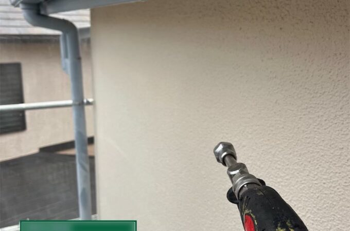 軒天と外壁の取り合い部を高圧洗浄する様子｜塗装前工程