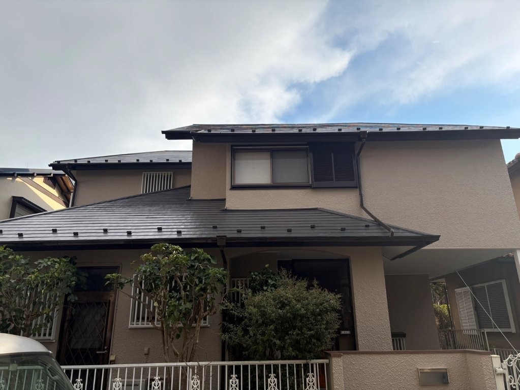 千葉県佐倉市 外壁ND152 屋根ダークグレー 付帯部チョコレート 塗装後外観