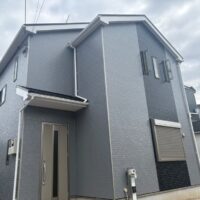 千葉県四街道市 外壁ND-55 ブルーブラックアクセント 付帯部白 施工後外観
