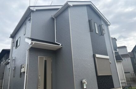 【千葉県四街道市】落ち着いたグレージュ系外壁とブルーブラックのアクセントでメリハリを整えた外壁・付帯部塗装｜築約15年 木造二階建て
