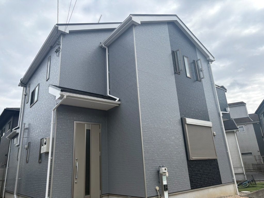 千葉県四街道市 外壁ND-55 ブルーブラックアクセント 付帯部白 施工後外観