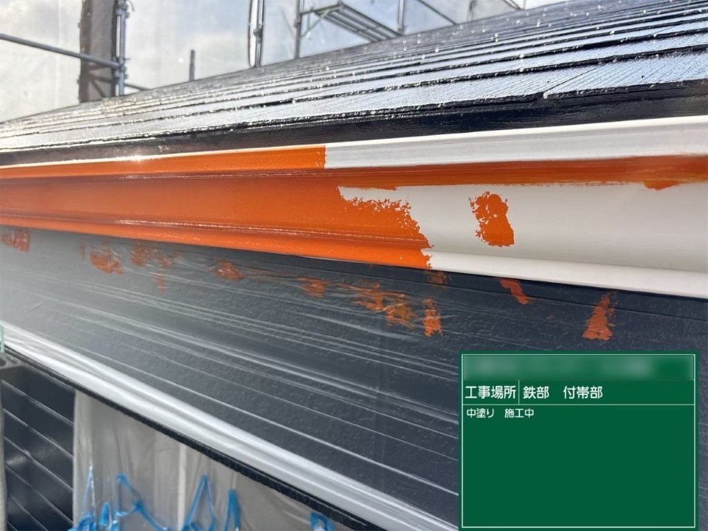 千葉市花見川区K様邸 雨樋 中塗り施工中 均一塗布
