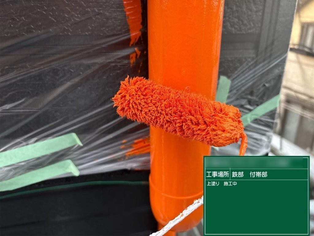 千葉市花見川区K様邸 雨樋 上塗り施工中 竪樋塗装