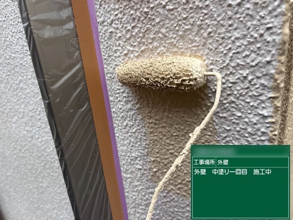 千葉市花見川区K様邸 モルタル外壁 中塗り塗装中 主材をローラーで塗布