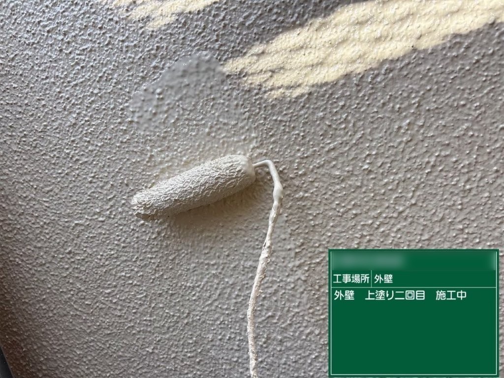 千葉市花見川区K様邸 モルタル外壁 上塗り塗装中 ローラー施工