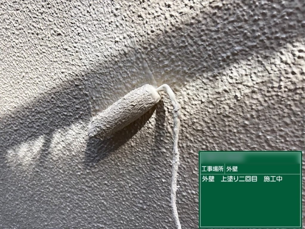 千葉市花見川区K様邸 モルタル外壁 上塗り二回目 施工中 凹凸部への塗料押し込み作業