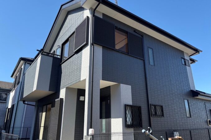 千葉県千葉市花見川区 木造二階建て住宅 外壁屋根塗装後 N50 N70グレー系ツートン施工後外観