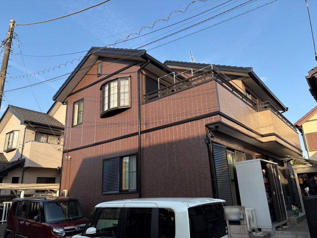 千葉県四街道市 外壁ナポリブラウン アクセント19-50D 屋根ブラック 付帯部ブラック 施工後外観