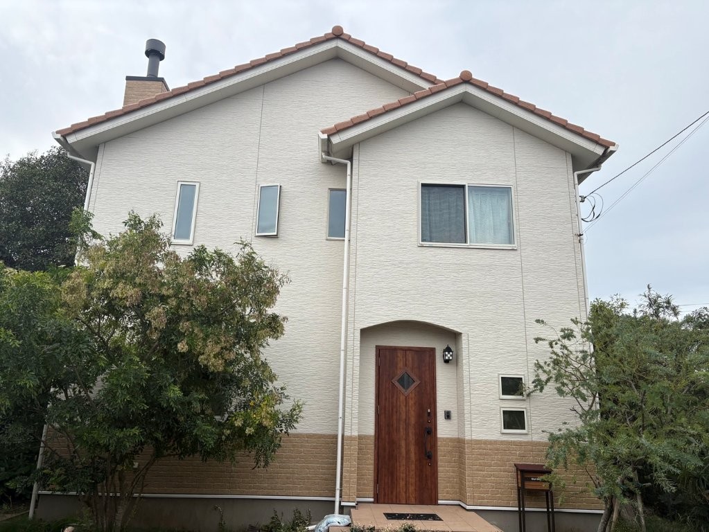 千葉県大網白里市 K様邸 戸建て住宅 外壁塗装 付帯部塗装 施工前外観 くすみと汚れが見られる状態