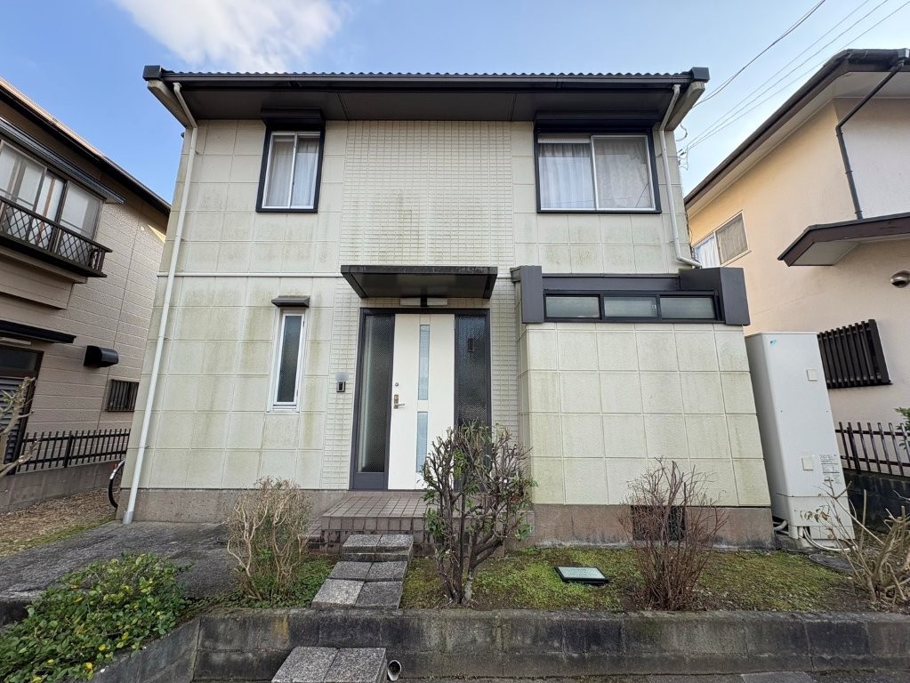 千葉県四街道市 K様邸 戸建て住宅 外壁塗装 付帯部塗装 施工前外観 黒ずみと雨だれ汚れ