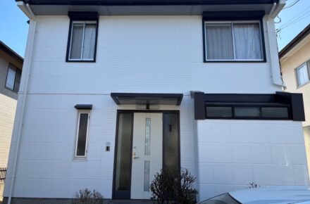 千葉県四街道市 K様邸 戸建て住宅 外壁塗装後 N90ホワイト系外壁と黒の付帯部で清潔感ある外観