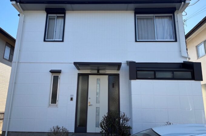 千葉県四街道市 K様邸 戸建て住宅 外壁塗装後 N90ホワイト系外壁と黒の付帯部で清潔感ある外観
