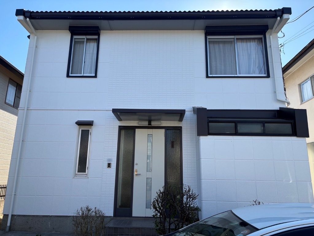 千葉県四街道市 K様邸 戸建て住宅 外壁塗装後 N90ホワイト系外壁と黒の付帯部で清潔感ある外観